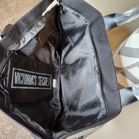 NWT VICTORIA'S SECRET Sequin Tote Bag with bonus wristlet. Silver/black - Picture 5 of 5